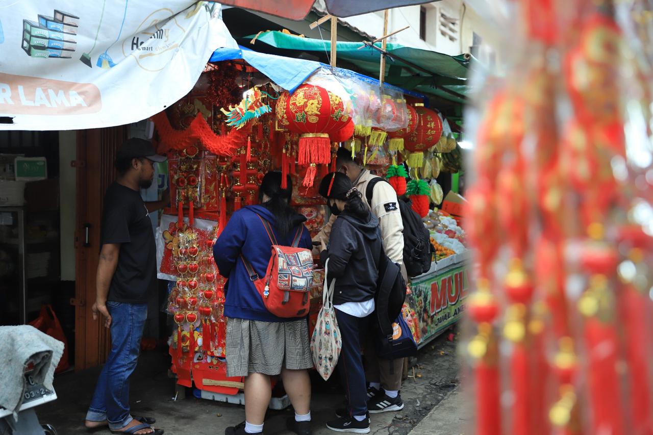 IMG-berburu-pernak-pernik-imlek-di-pasar-lama-kota-tangerang