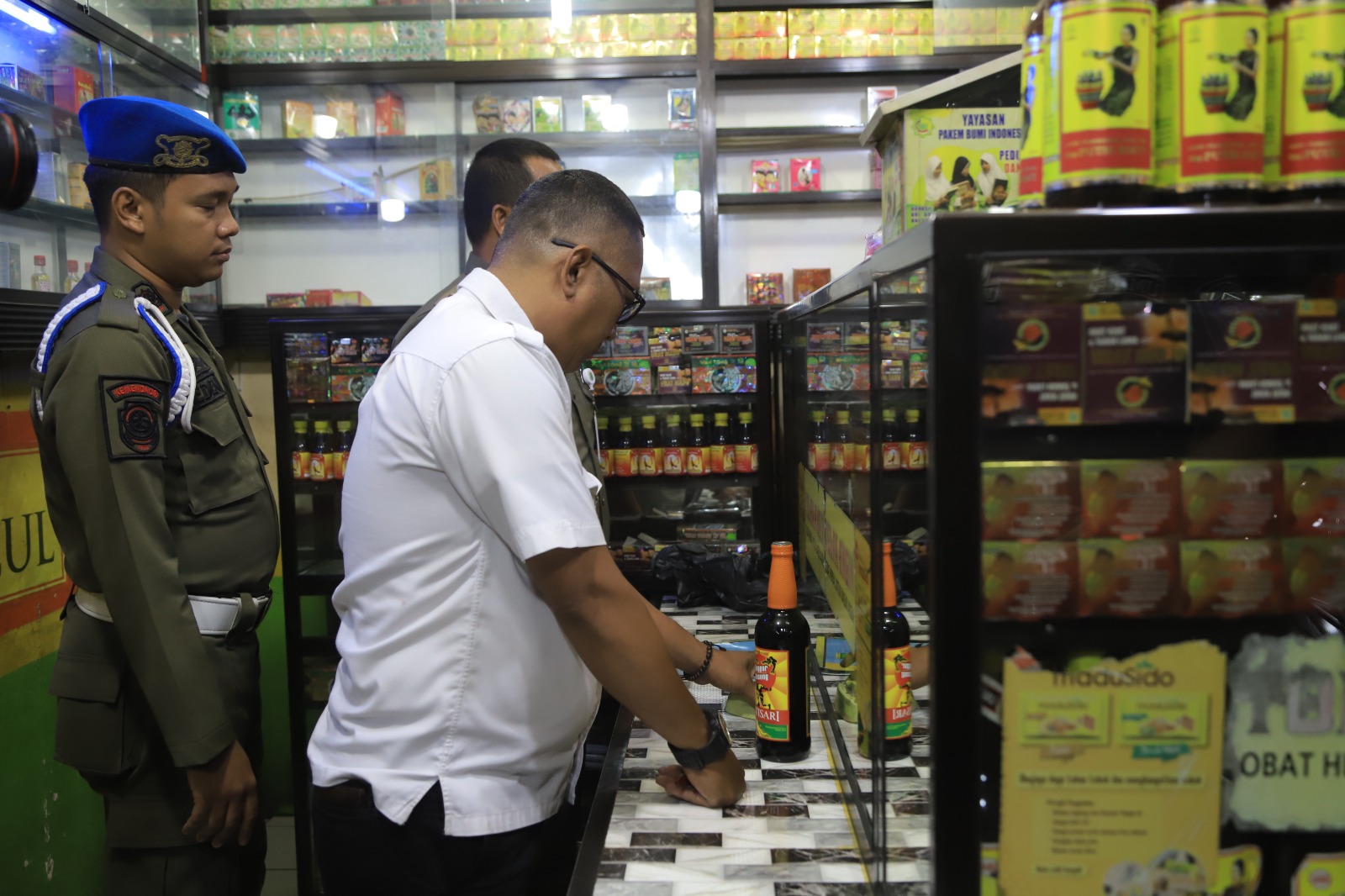 IMG-tegakkan-perda-satpol-pp-kota-tangerang-amankan-298-botol-miras