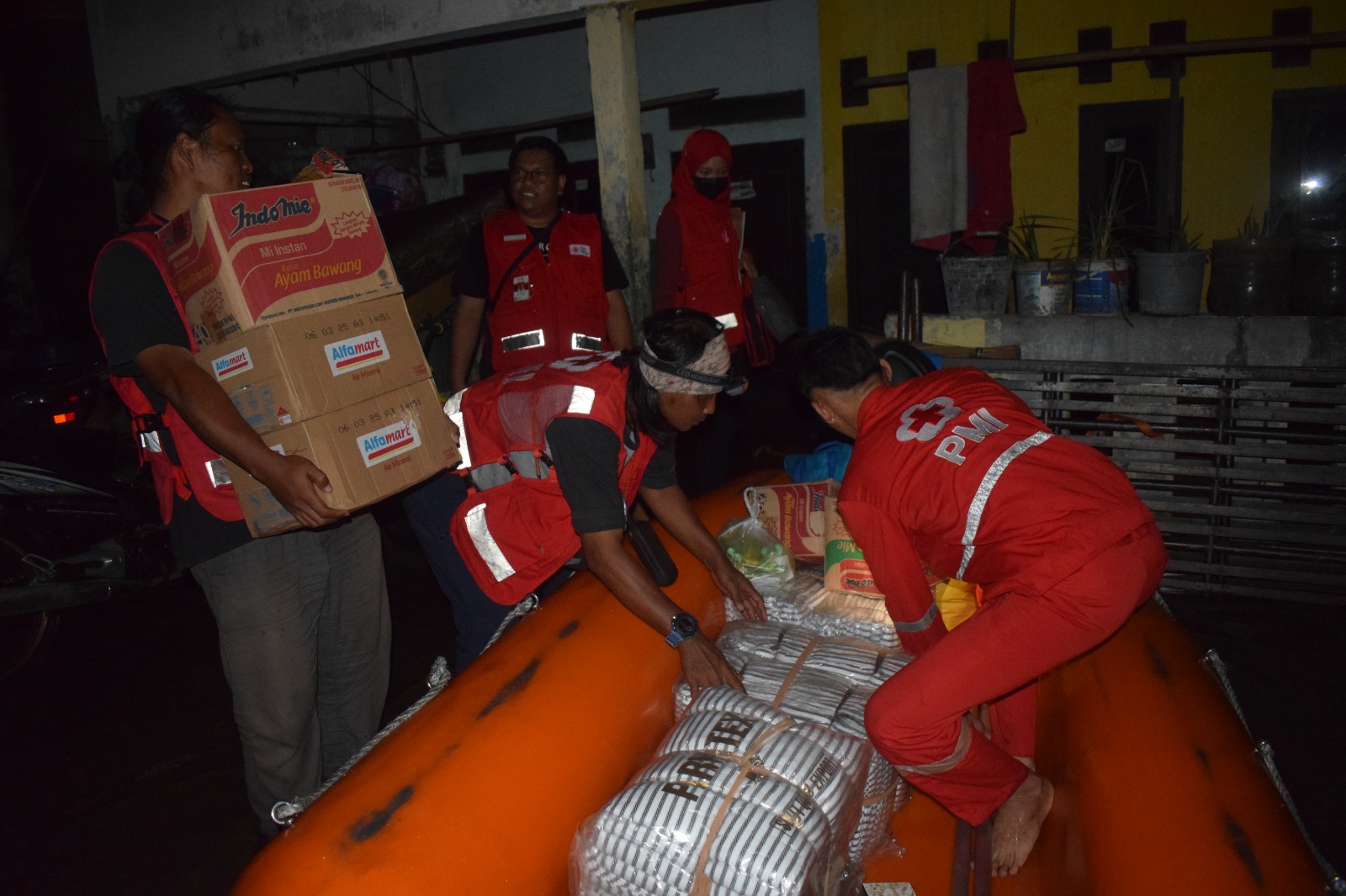 IMG-bantu-warga-terdampak-banjir-pmi-kota-tangerang-distribusikan-bantuan-logistik