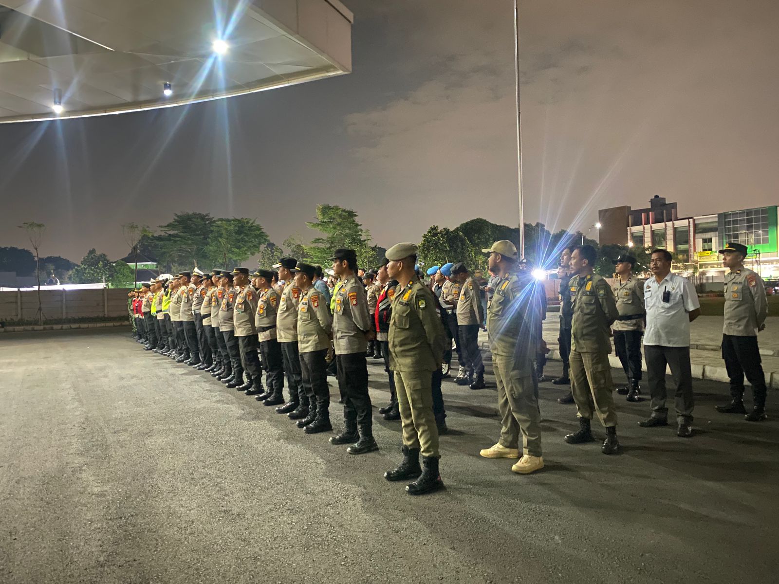 IMG-jaga-kamtibmas-selama-rekapitulasi-suara-pemilu-2024-satpol-pp-kota-tangerang-gelar-patroli-malam