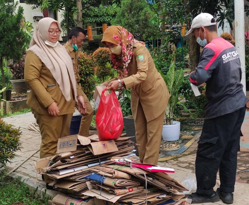 IMG-hari-peduli-sampah-nasional-dlh-kota-tangerang-kumpulkan-674-kilogram-sedekah-sampah