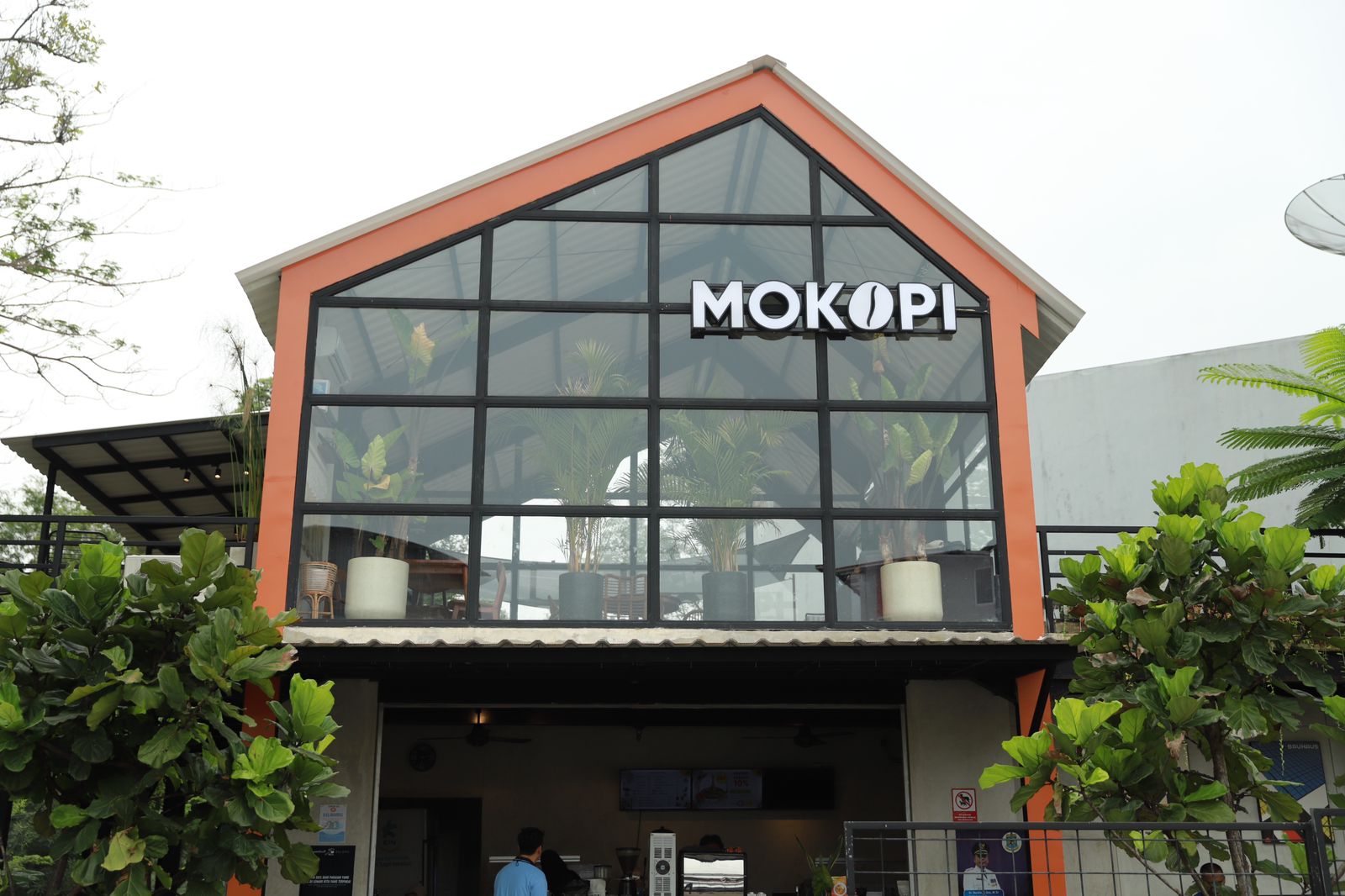 IMG-ngopi-santai-dengan-view-danau-di-mokopi-kota-tangerang