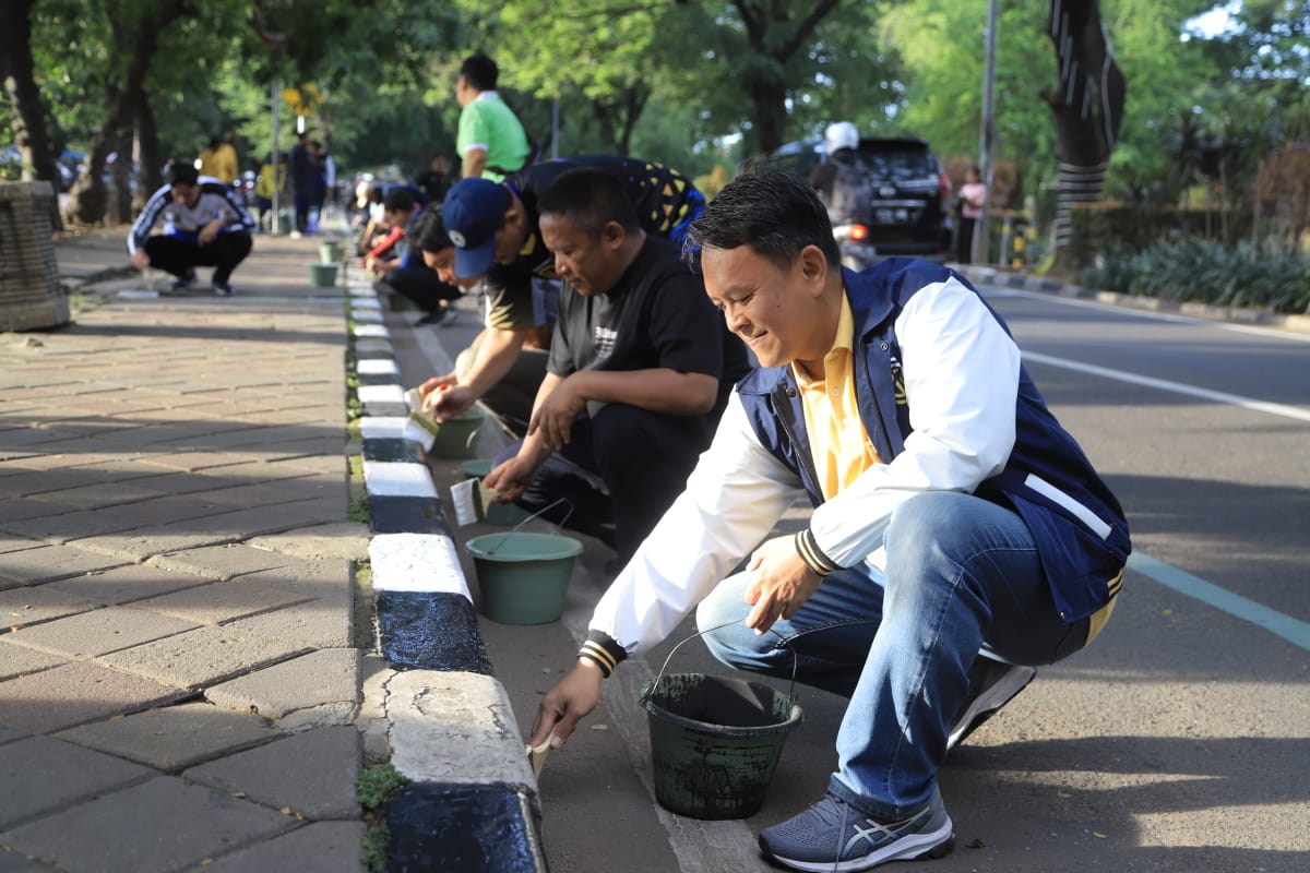 IMG-percantik-kota-tangerang-jelang-hut-ke-31-ratusan-pegawai-pemkot-lakukan-pengecatan-kanstin