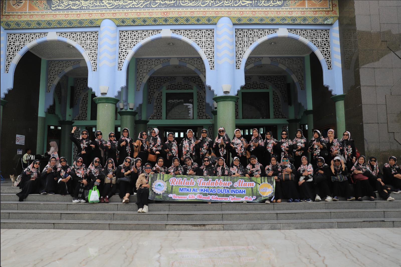 IMG-majelis-taklim-al-ikhlas-kota-bekasi-terpukau-dengan-kemegahan-masjid-raya-al-a-zhom-kota-tangerang