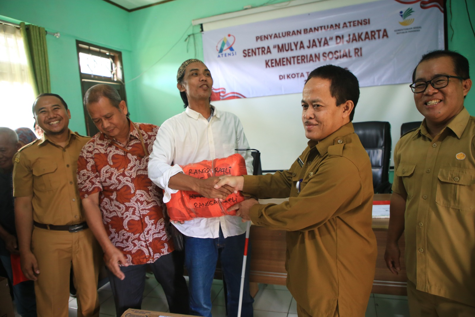 IMG-dinsos-kota-tangerang-salurkan-100-alat-bantu-penyandang-disabilitas