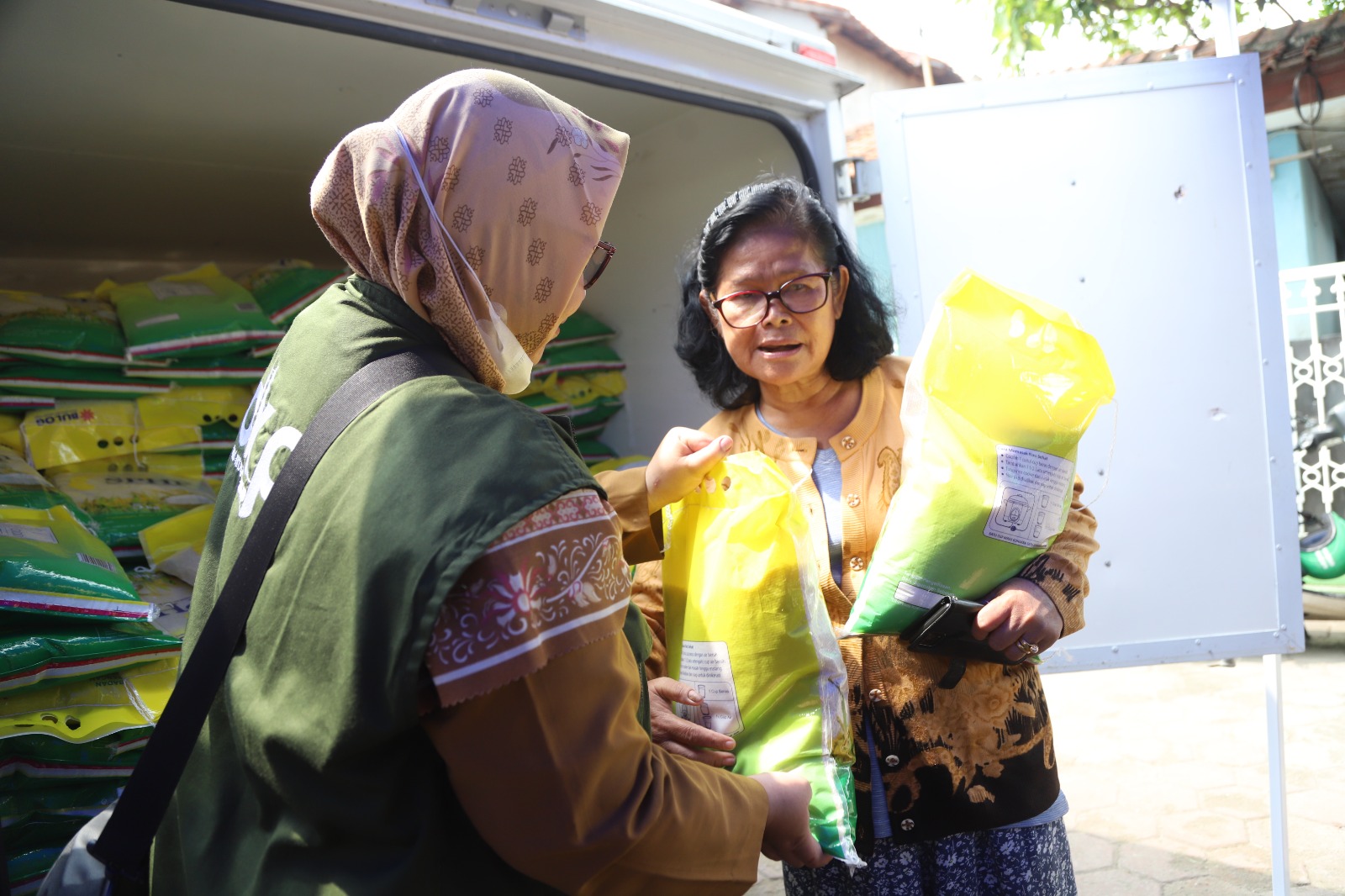 IMG-cuma-rp52-ribu-per-5-kg-warga-serbu-bazar-beras-murah-ramadan-kota-tangerang