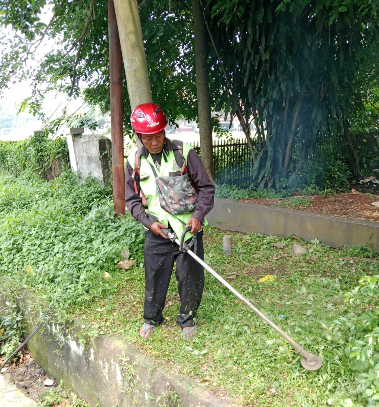 IMG-pemkot-tangerang-buka-layanan-gratis-potong-rumput-lokasi-salat-idulfitri