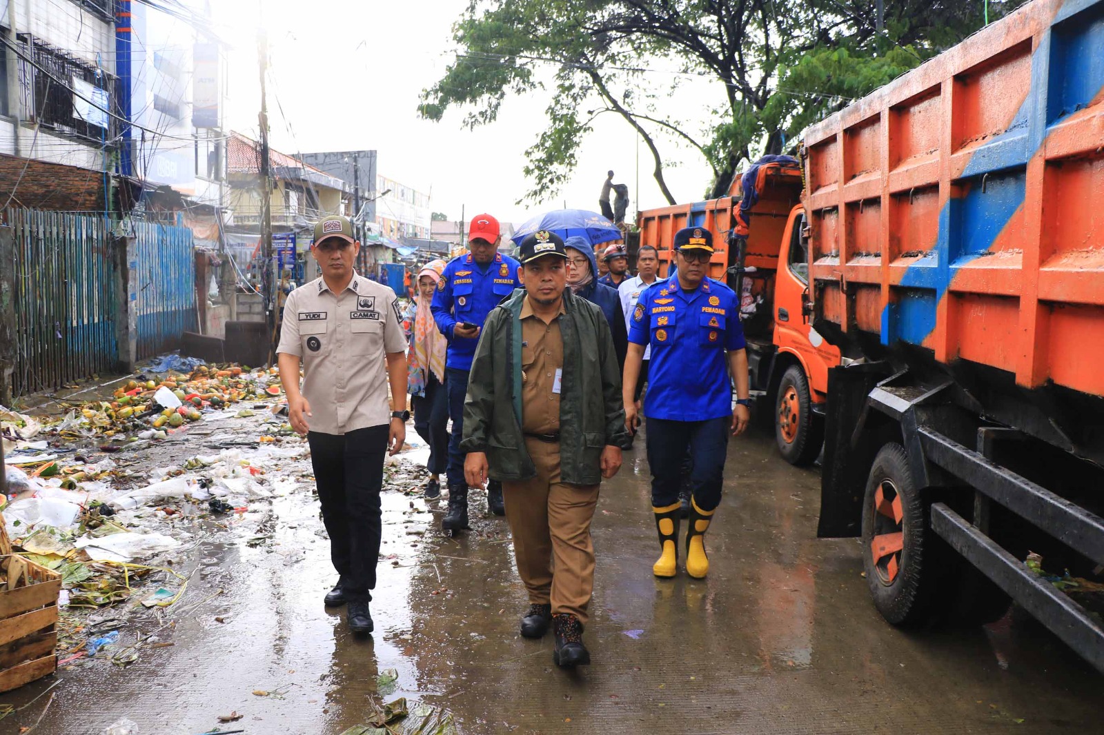 jelang-lebaran-tim-gabungan-pemkot-bersihkan-sampah-di-pasar-anyar-dan-sipon