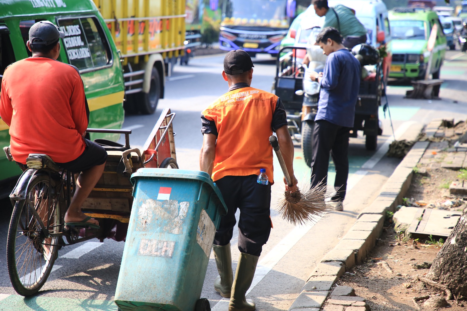 IMG-kisah-garda-terdepan-kebersihan-kota-tangerang-rela-tak-ikut-lebaran-demi-menjalankan-tugas