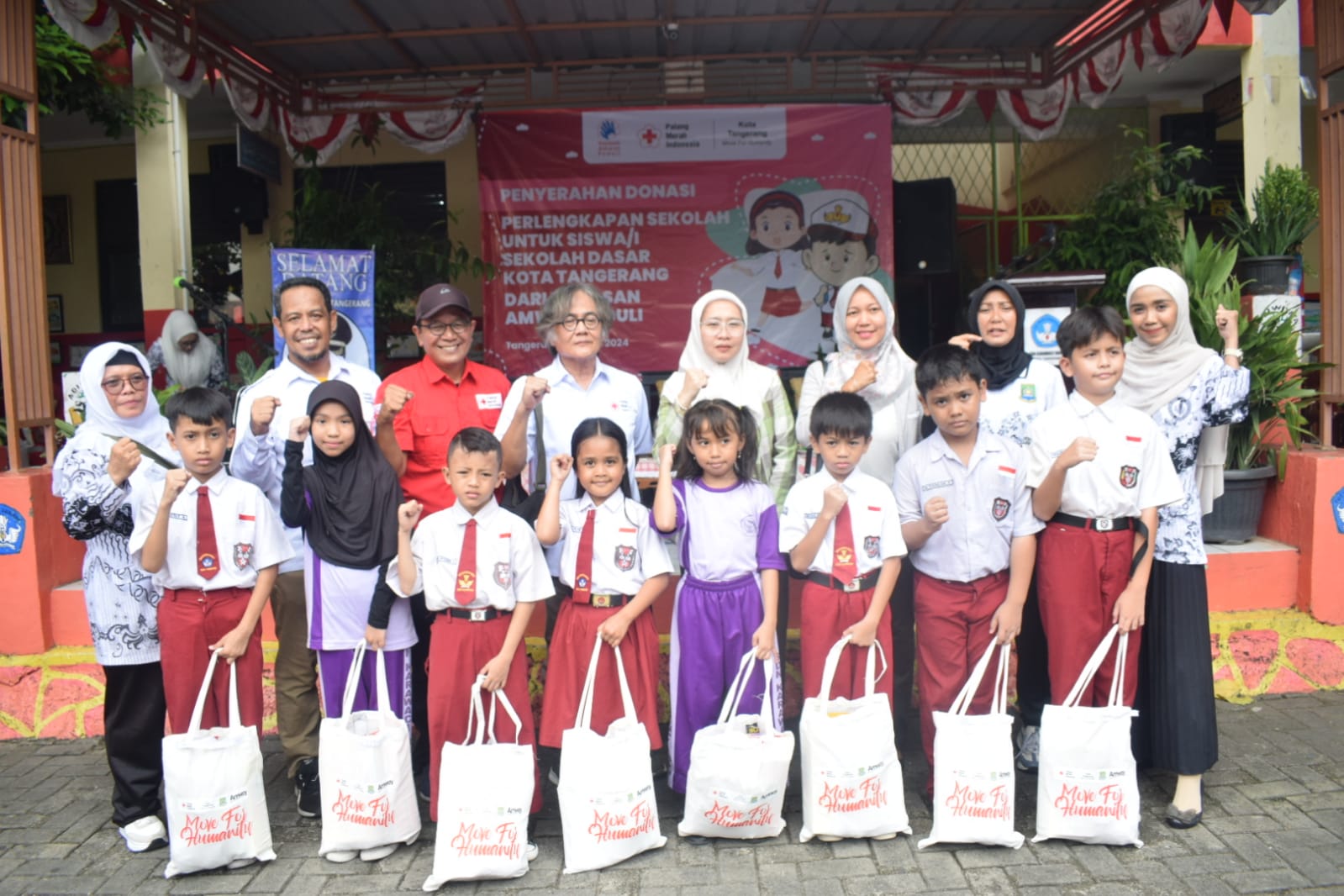 kolaborasi-pmi-kota-tangerang-dan-yayasan-amway-peduli-distribusikan-bantuan-300-paket-alat-sekolah