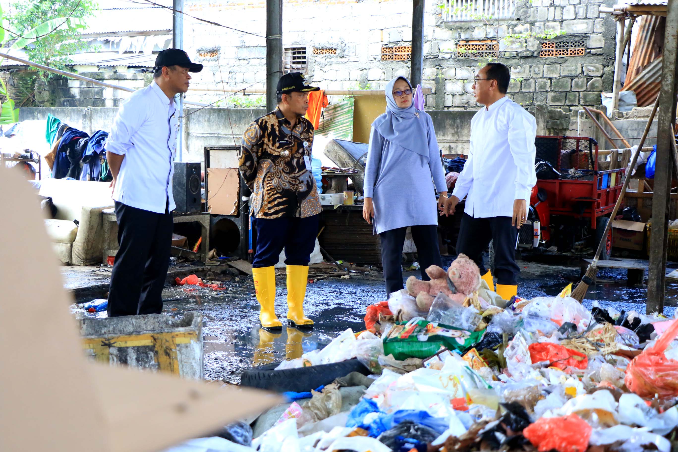 pastikan-pengolahan-sampah-berjalan-optimal-dr-nurdin-sidak-tpa-rawa-kucing-dan-tpst