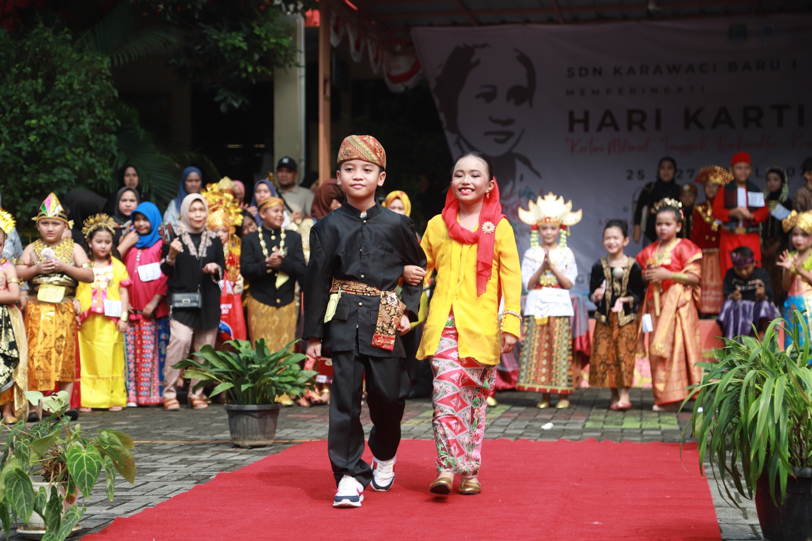 meriahkan-hari-kartini-sdn-karawaci-baru-1-kota-tangerang-gelar-fashion-show