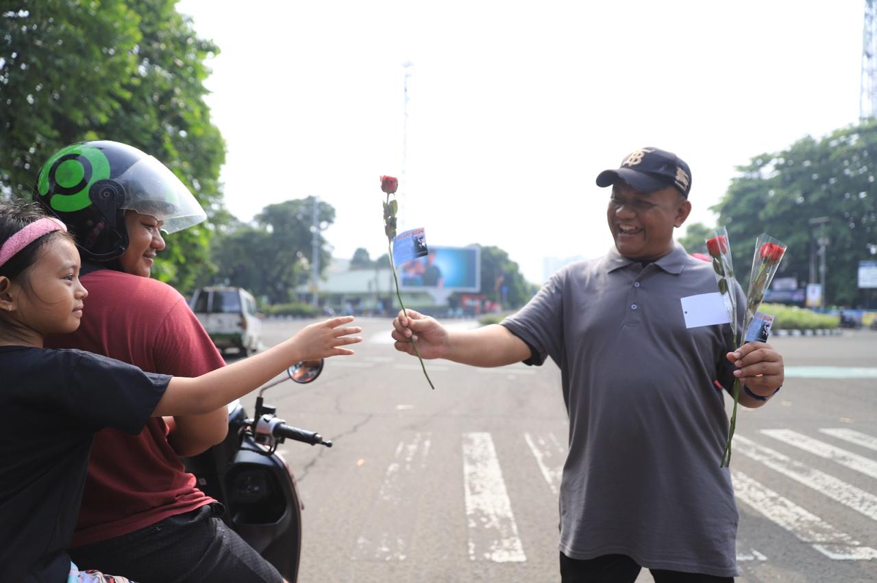 peringatan-may-day-di-kota-tangerang-disnaker-gelar-senam-hingga-bagi-bagi-bunga-bareng-serikat-pekerja