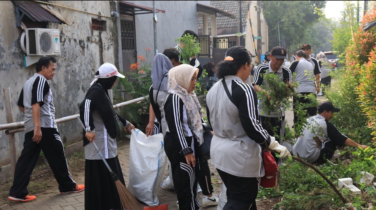 kecamatan-cibodas-bersama-warga-di-enam-kelurahan-kerja-bakti-bersihkan-lingkungan