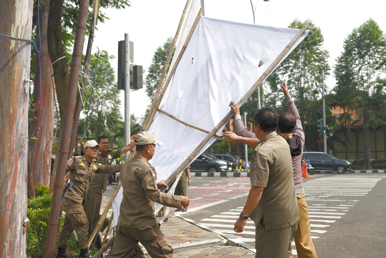 tegakkan-perda-satpol-pp-kota-tangerang-tertibkan-55-reklame-liar