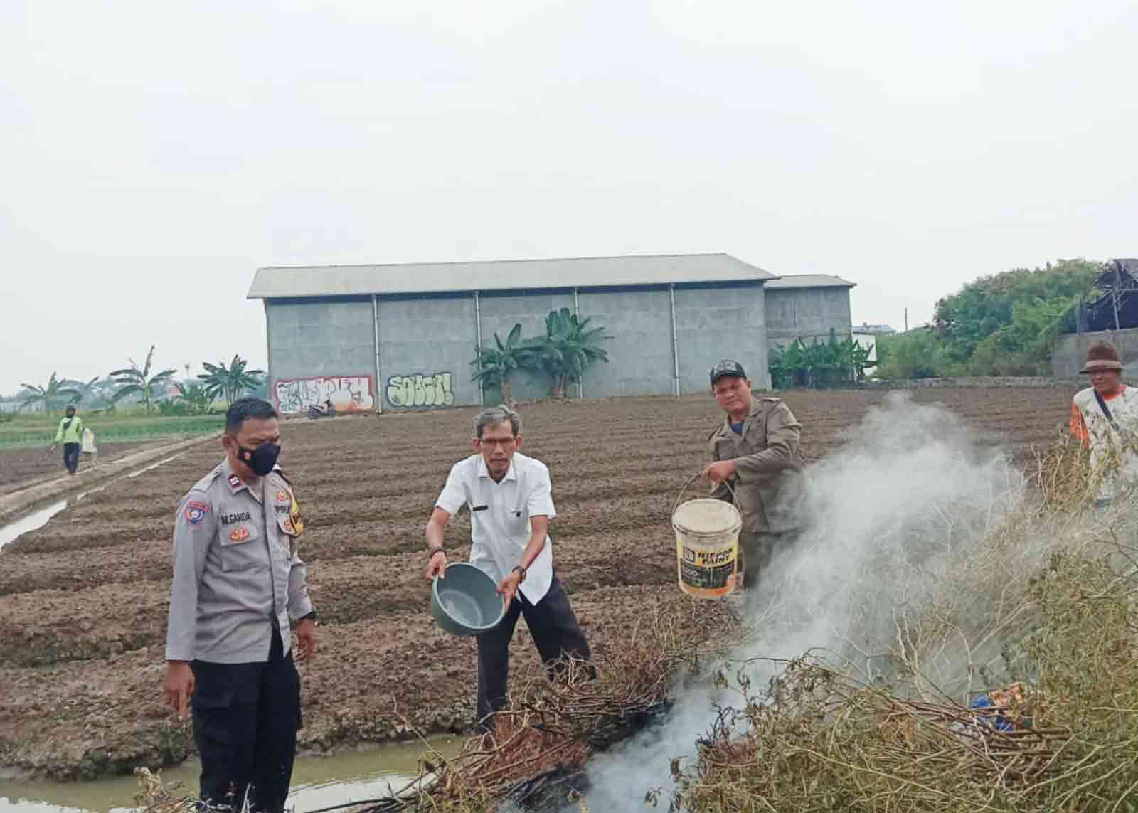 satpol-pp-kota-tangerang-akan-sanksi-warga-yang-bakar-sampah-sembarangan