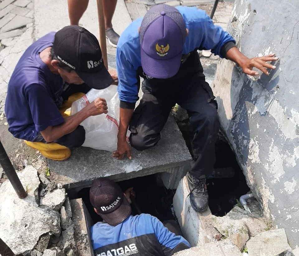 IMG-pastikan-saluran-air-normal-satgas-kebersihan-kecamatan-karawaci-kota-tangerang-bersihkan-drainase