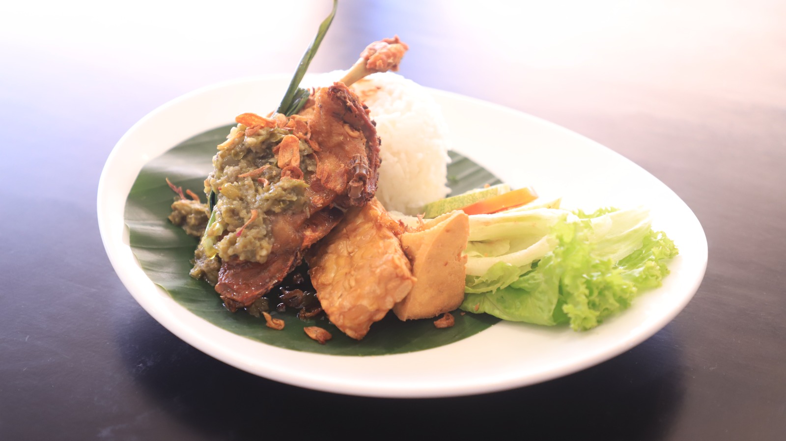IMG-sensasi-bebek-goreng-lombok-ijo-khas-cockpit-restaurant-kota-tangerang-digemari-turis-asing