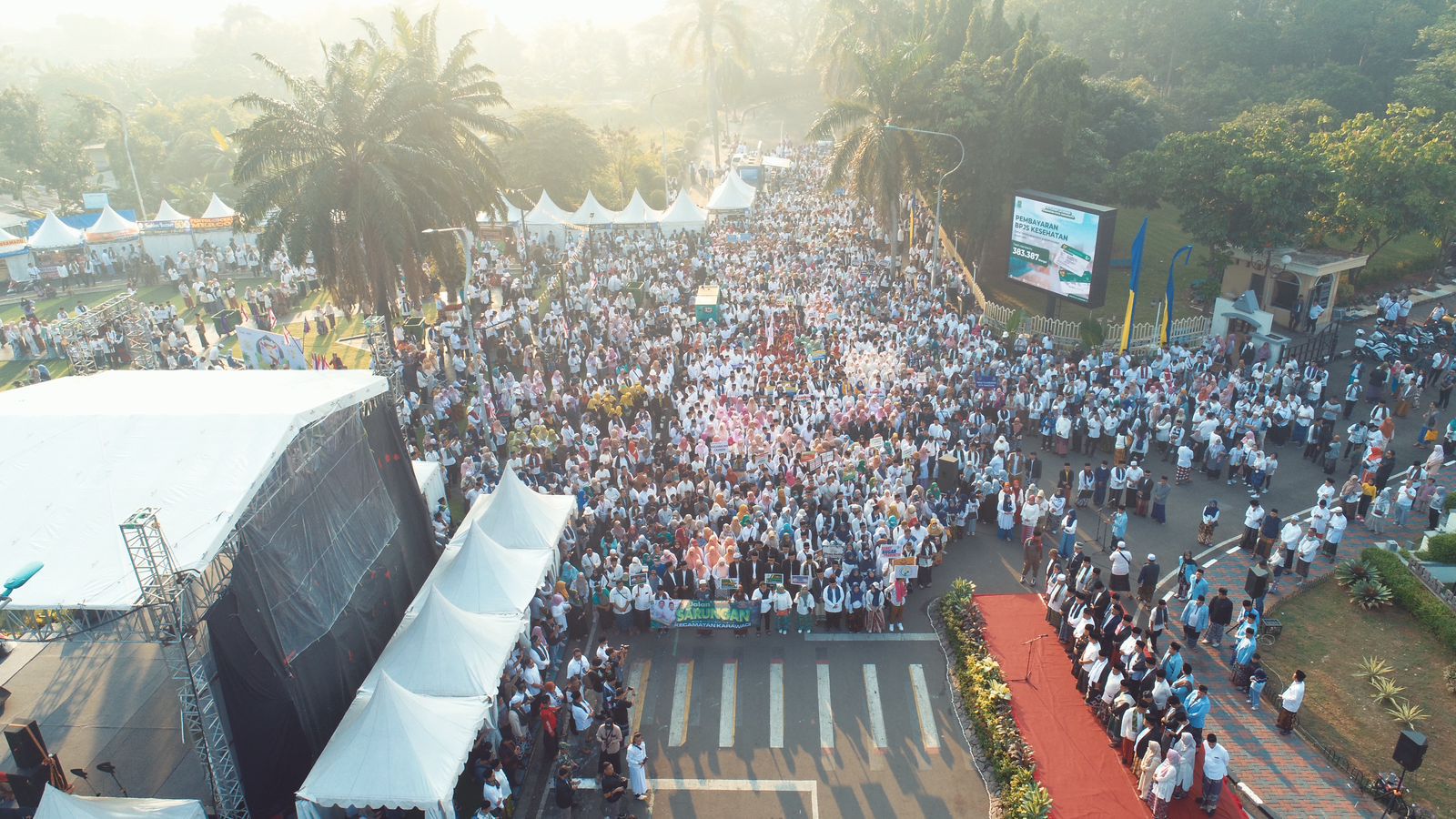 IMG-ribuan-masyarakat-tumpah-ruah-di-jalan-sarungan-kota-tangerang-2024
