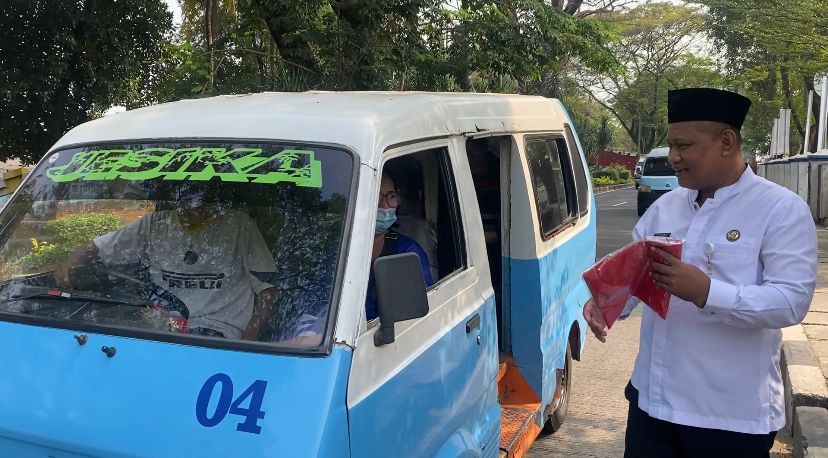 IMG-jelang-bulan-kemerdekaan-dispora-kota-tangerang-bagikan-bendera-merah-putih