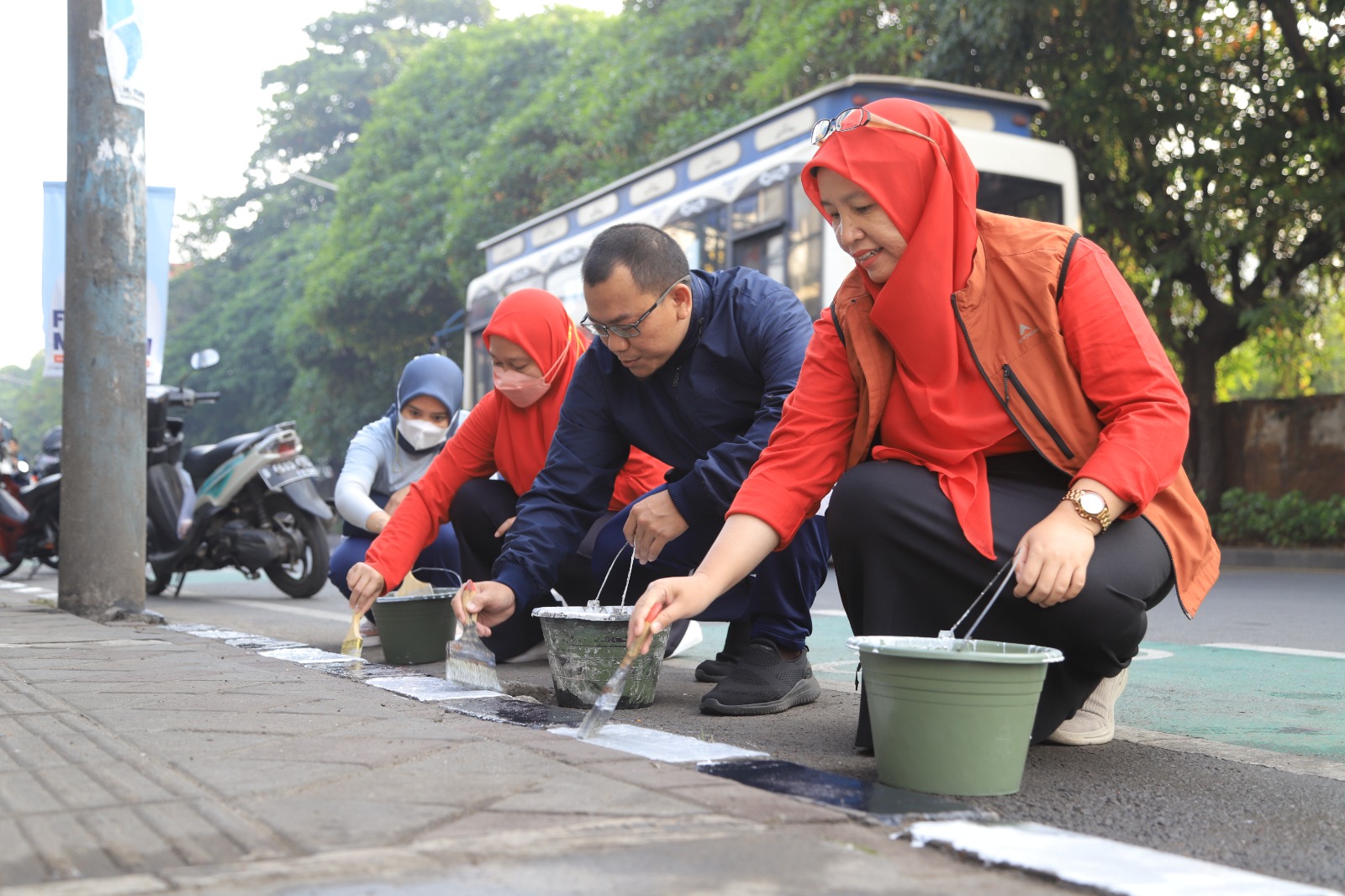 IMG-pemkot-tangerang-sambut-hut-ke-79-ri-dengan-pengecetan-kanstin-jalan-protokol