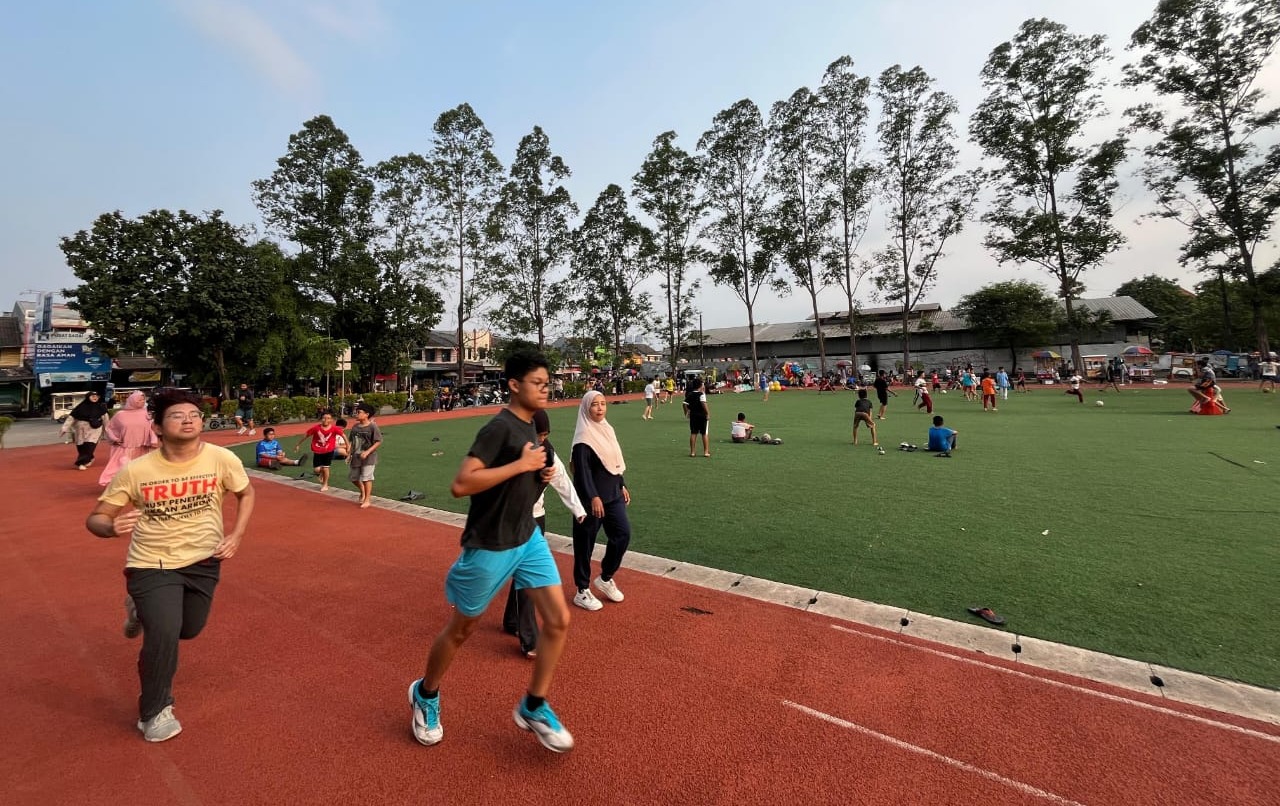IMG-nikmati-akhir-pekan-jadi-pilihan-warga-untuk-berolahraga-hingga-kulineran-di-alun-alun-cibodas