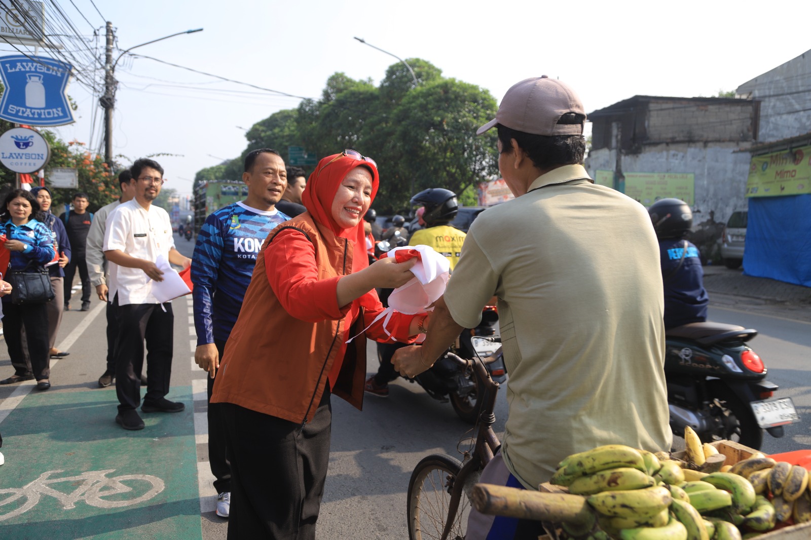 IMG-sambut-kemerdekaan-pemkot-tangerang-bagikan-10-000-bendera-merah-putih