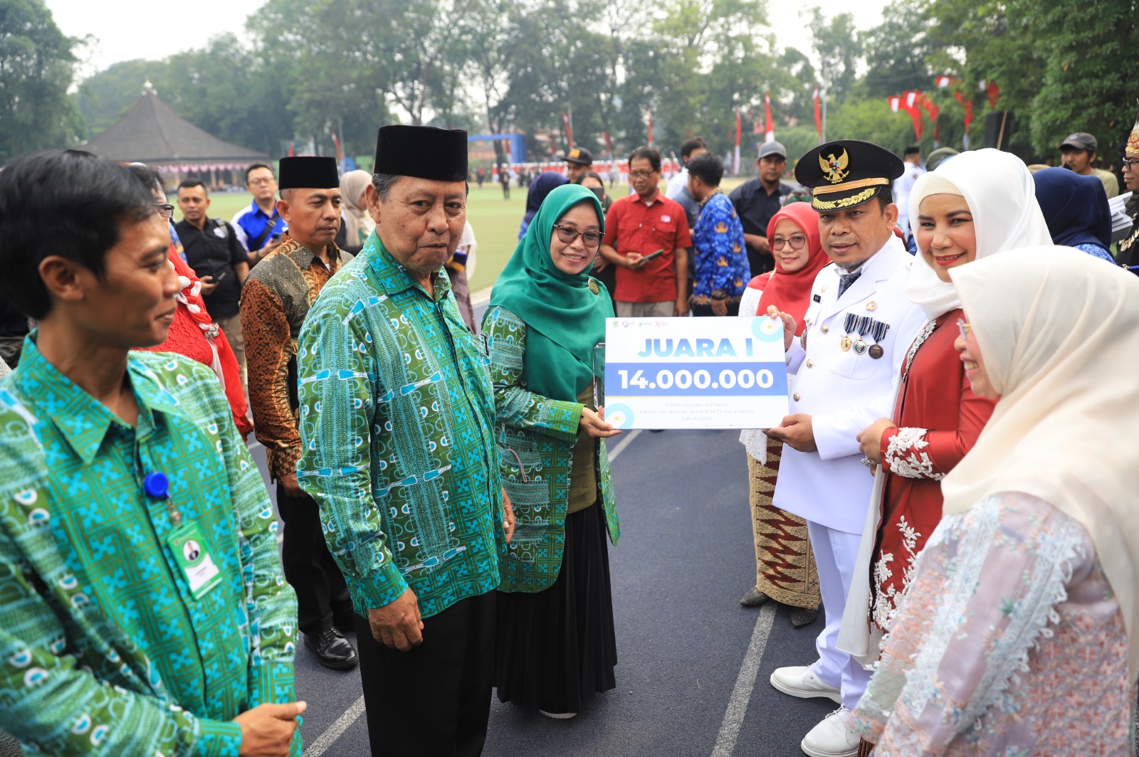 IMG-momen-hari-kemerdekaan-pemkot-tangerang-berikan-penghargaan-tenaga-kesehatan-teladan-2024