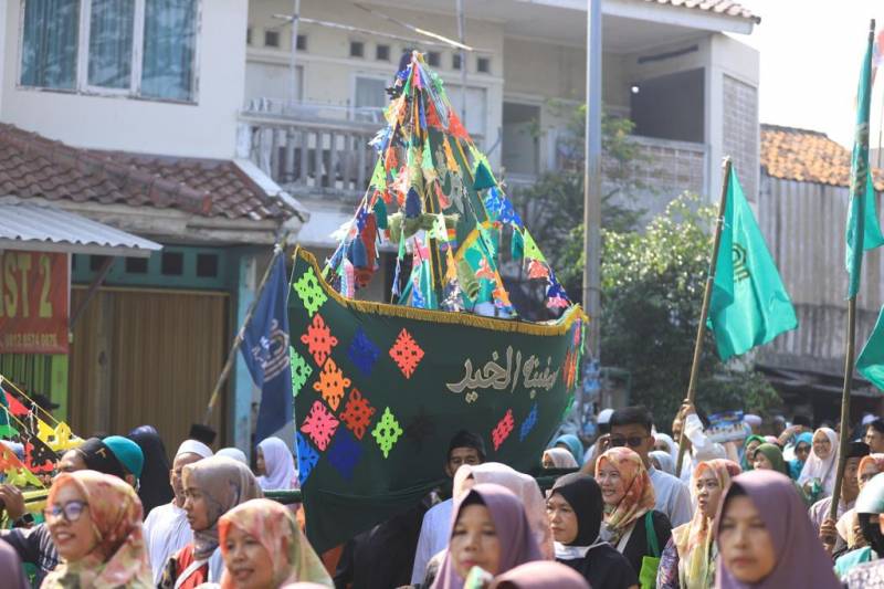 IMG-kirab-perahu-bersejarah-tradisi-maulid-nabi-khas-kota-tangerang