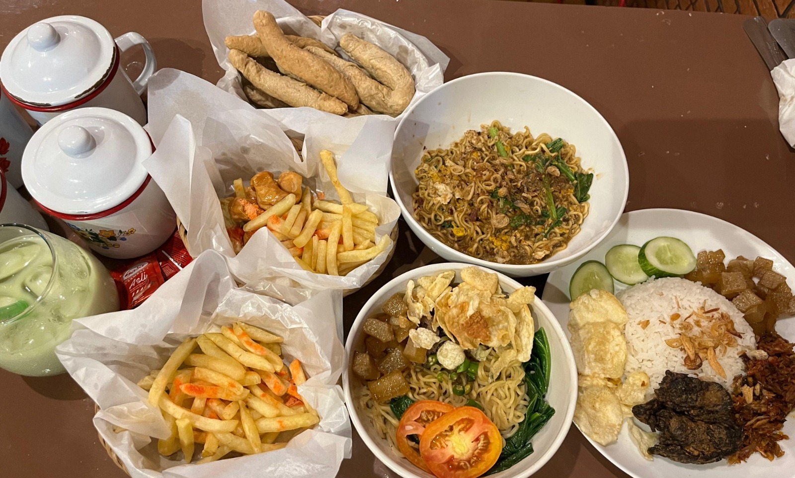 IMG-waroenk-hastoeti-kota-tangerang-warkop-konsep-90-an-kembali-bernostalgia-ke-tempo-doeloe