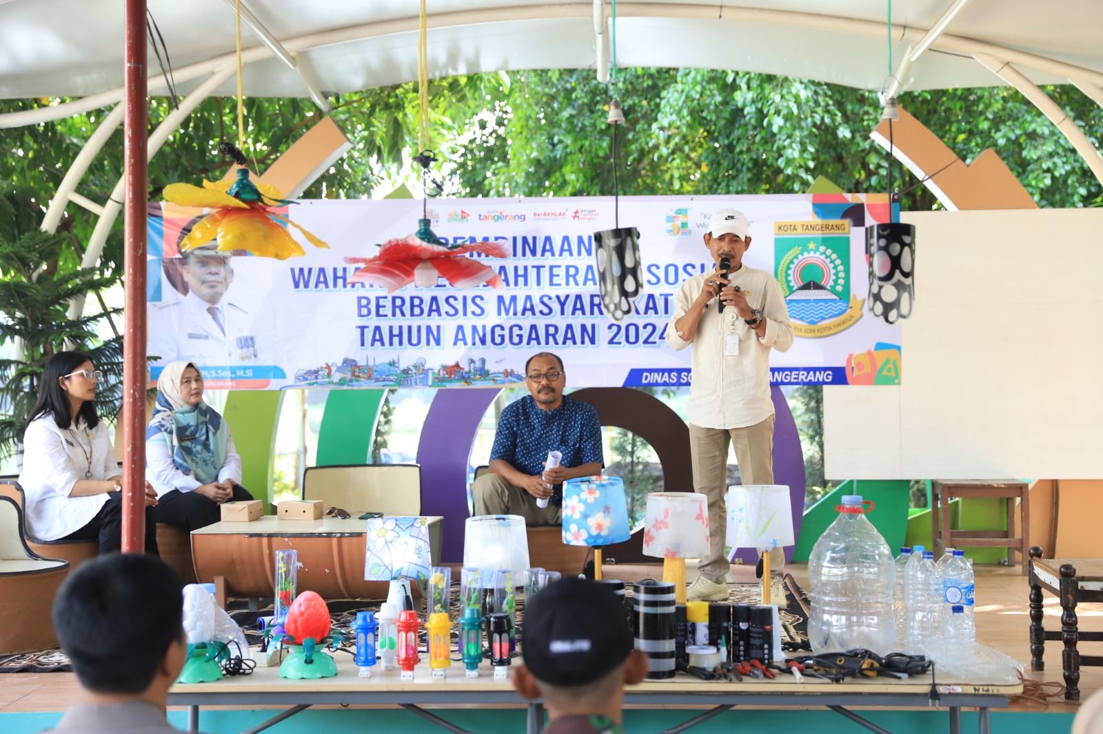 IMG-wahana-kesejahteraan-sosial-berbasis-masyarakat-warga-cipondoh-indah-dapatkan-pelatihan-manfaatkan-limbah-plastik