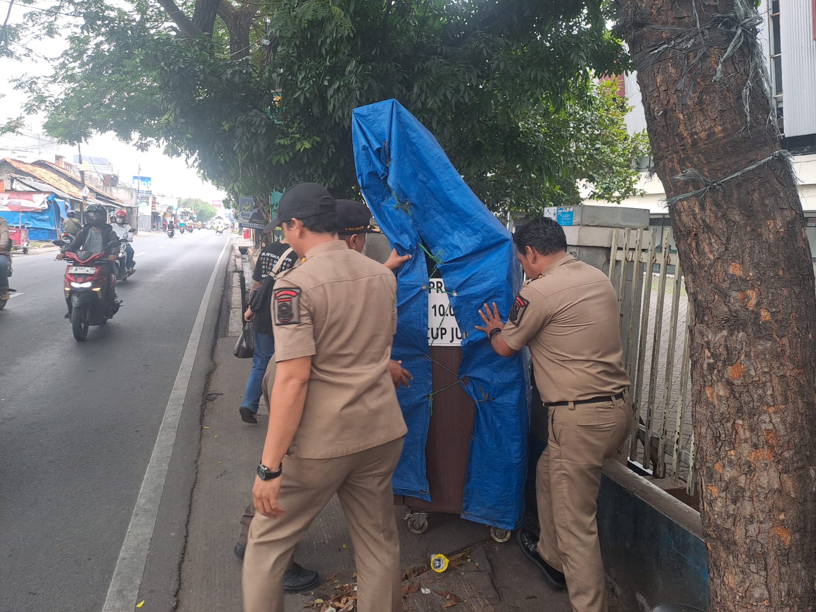 IMG-trantib-kecamatan-karang-tengah-kota-tangerang-tindak-tegas-parkir-liar-dan-pkl