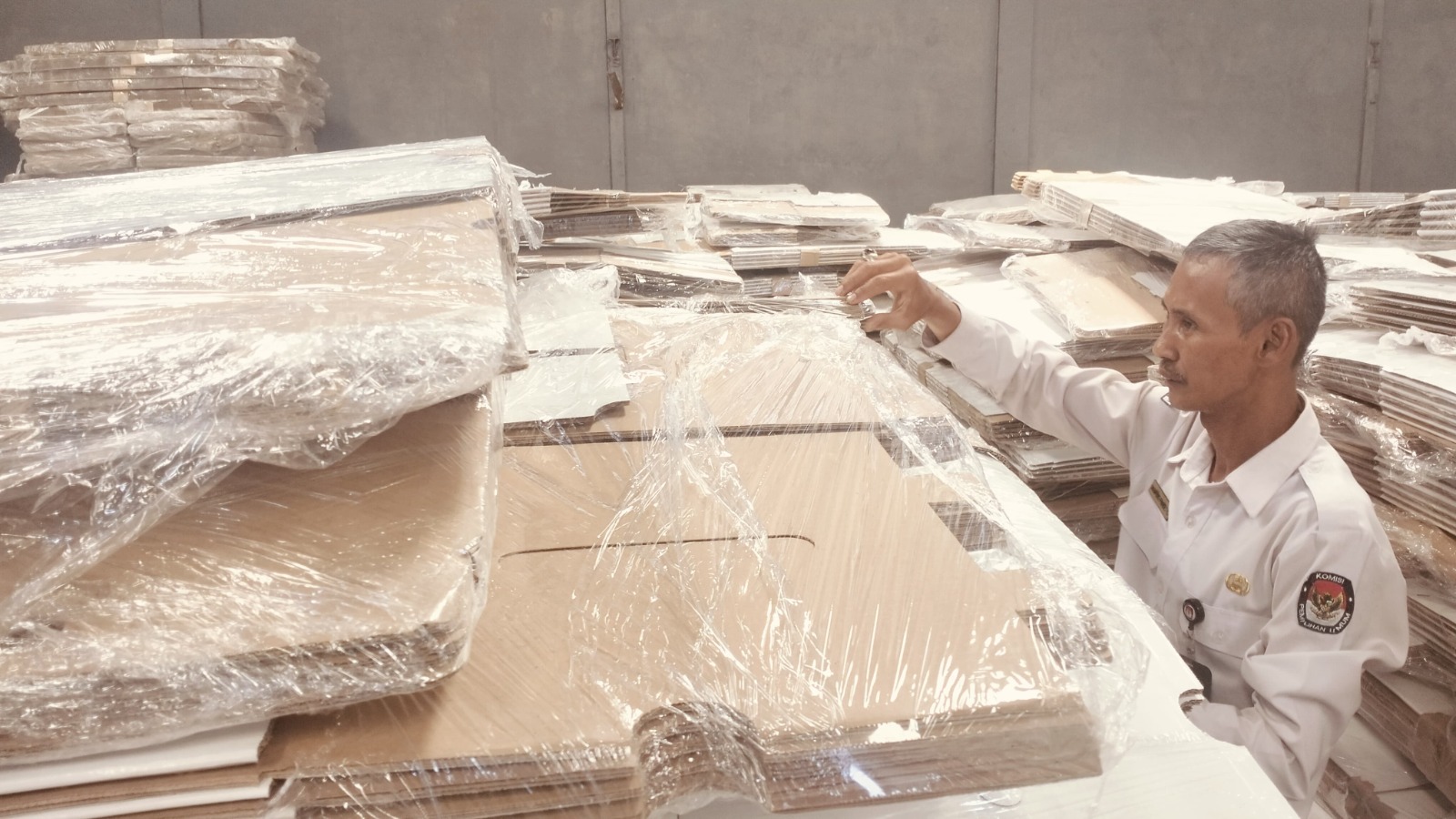 IMG-kpu-kota-tangerang-terima-logistik-pilkada-serentak-2024