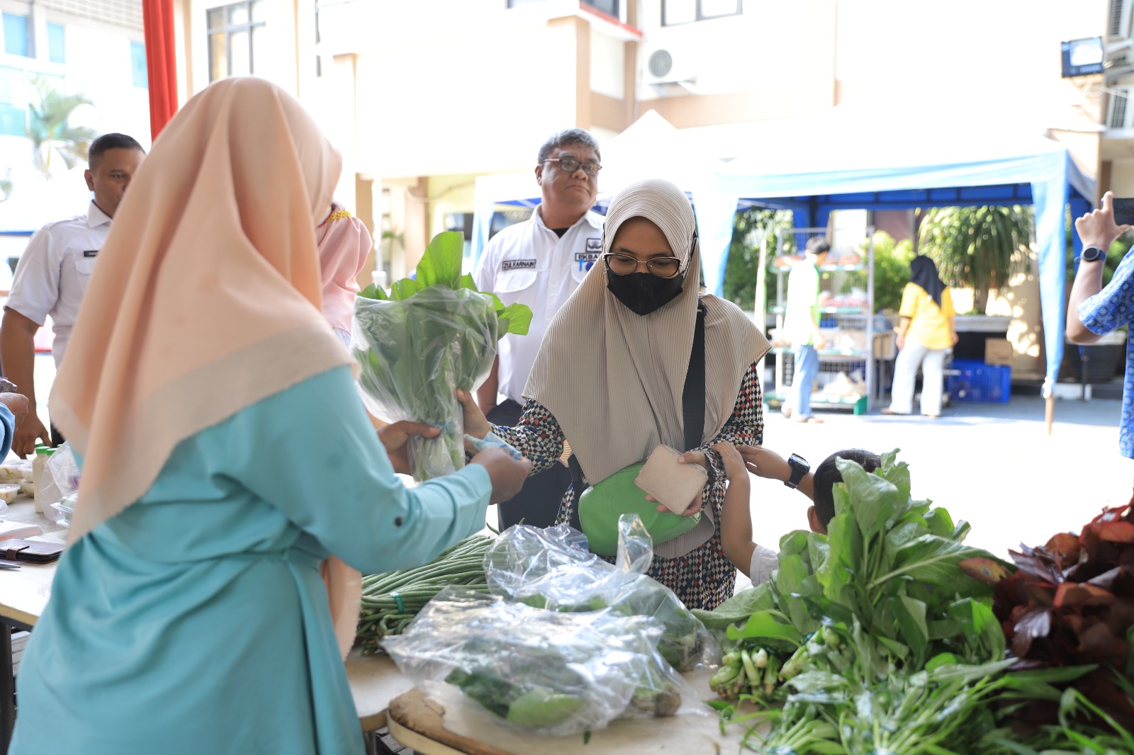IMG-ibu-ibu-antusias-berburu-bahan-pokok-di-gerakan-pangan-murah-kota-tangerang