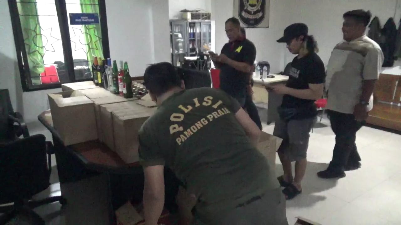 IMG-petugas-trantibum-kecamatan-ciledug-kota-tangerang-grebek-toko-miras-berkedok-penjual-plastik