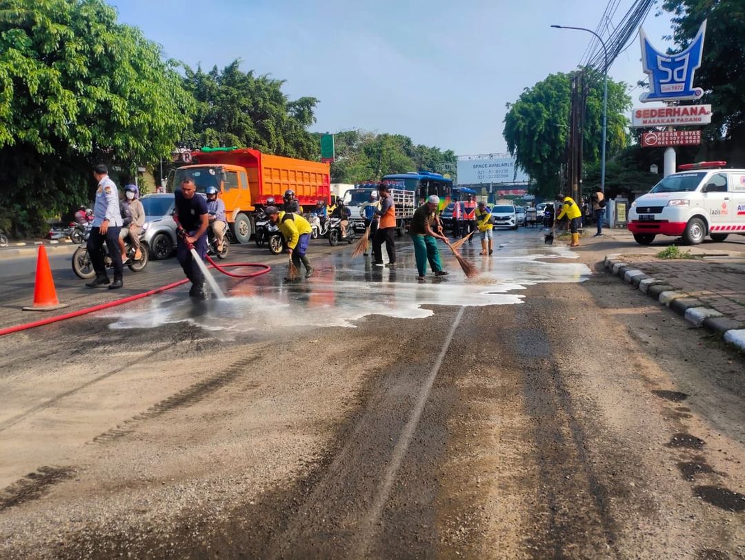 IMG-petugas-gabungan-gerak-cepat-tangani-tumpahan-oli-di-jalan-jenderal-sudirman-kota-tangerang