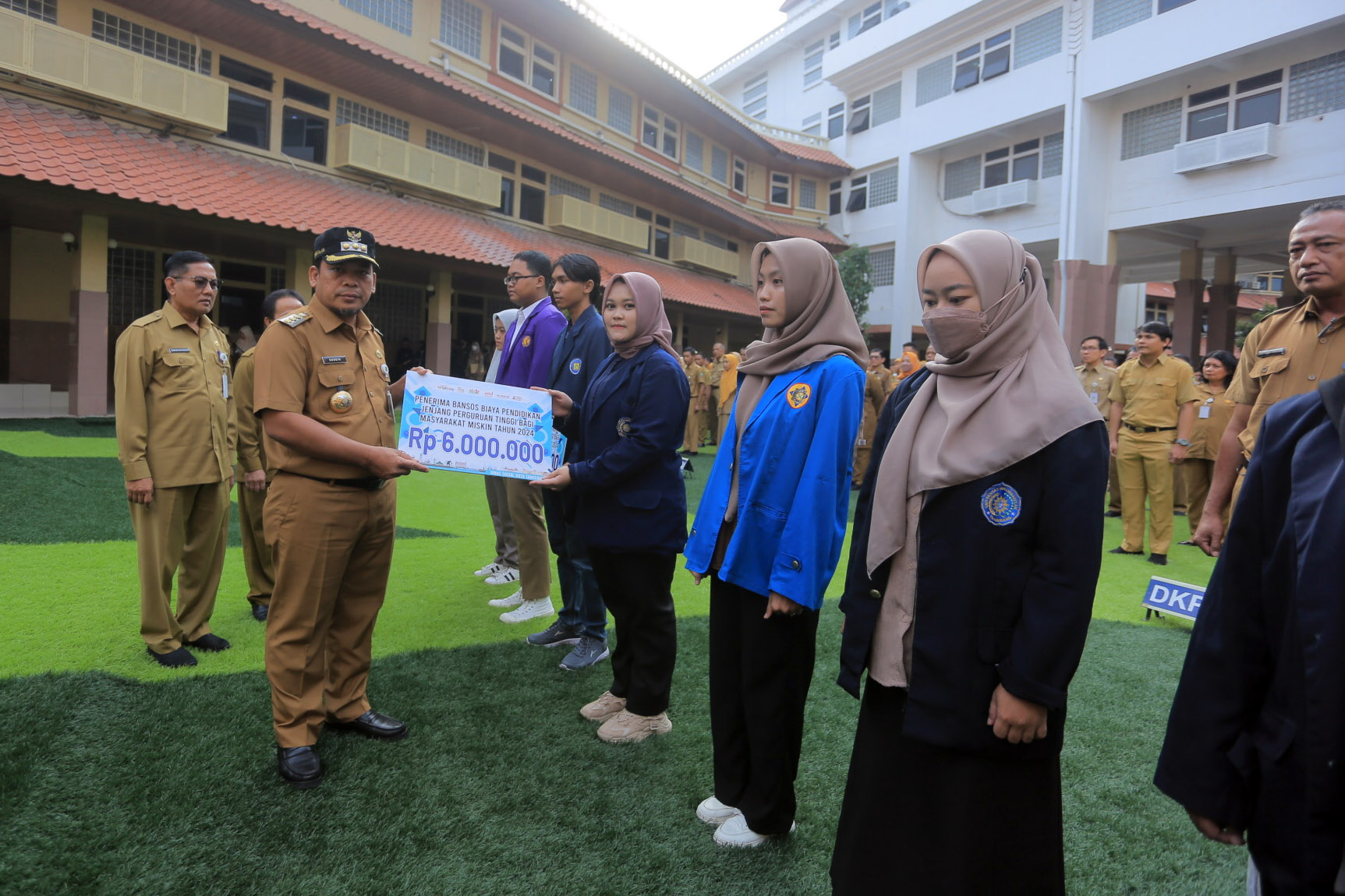IMG-1-210-mahasiswa-kota-tangerang-telah-manfaatkan-bansos-biaya-pendidikan-perguruan-tinggi