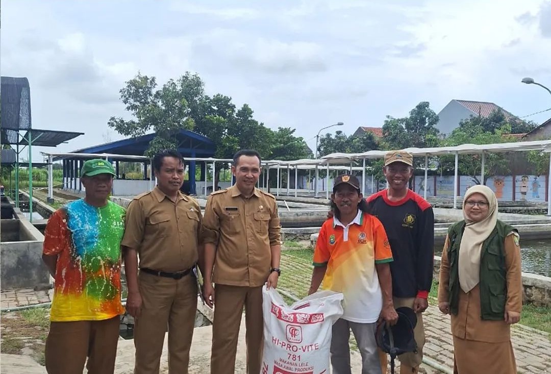 IMG-pemkot-tangerang-salurkan-3-81-ton-bantuan-pakan-ikan-sepanjang-2024