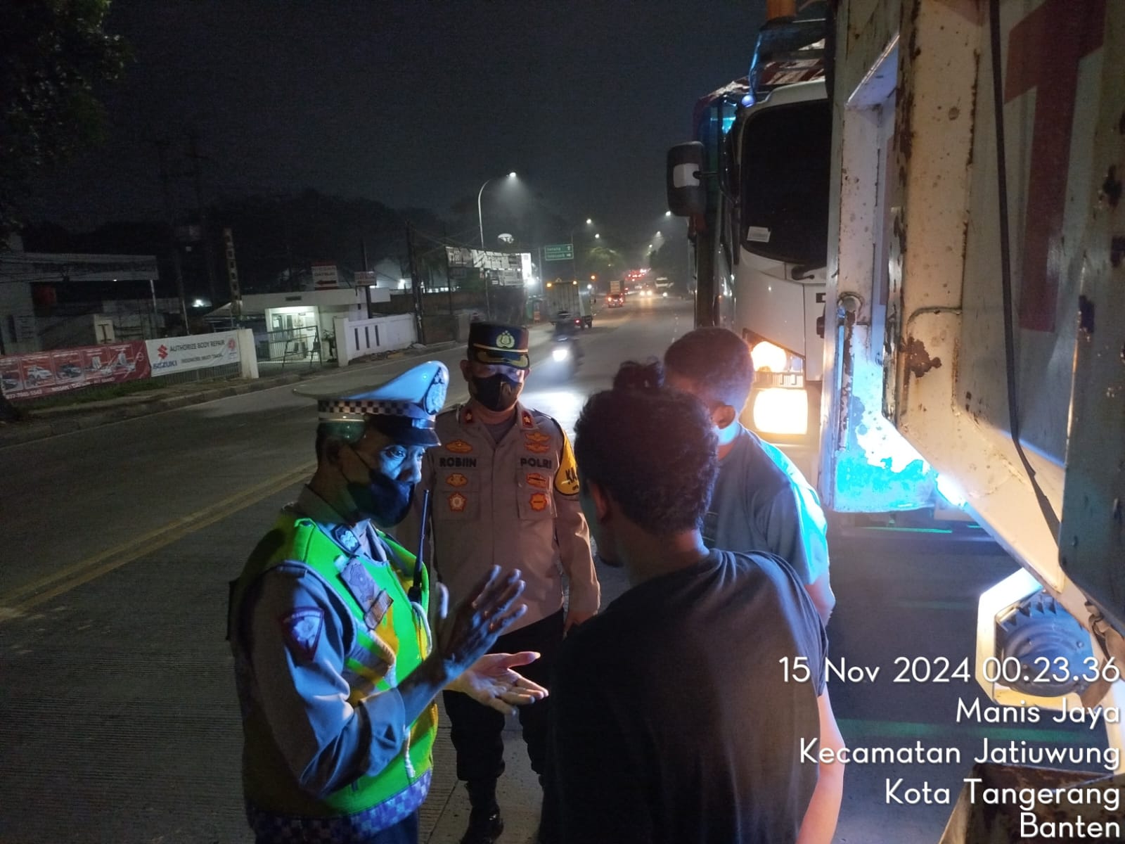 IMG-petugas-gabungan-lakukan-pemantauan-operasional-angkutan-truk-tambang-di-kota-tangerang-hingga-dini-hari