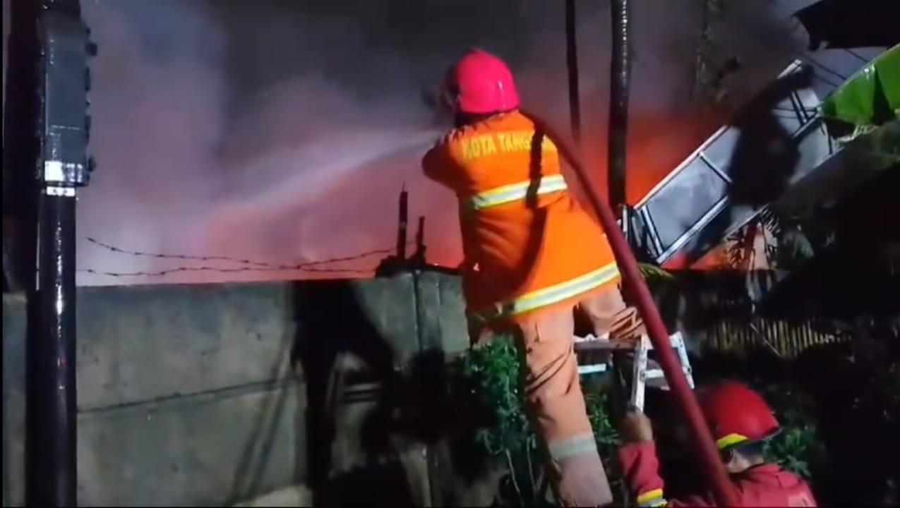IMG-bpbd-kota-tangerang-padamkan-kebakaran-bengkel-di-pinang-diduga-akibat-tersambar-petir