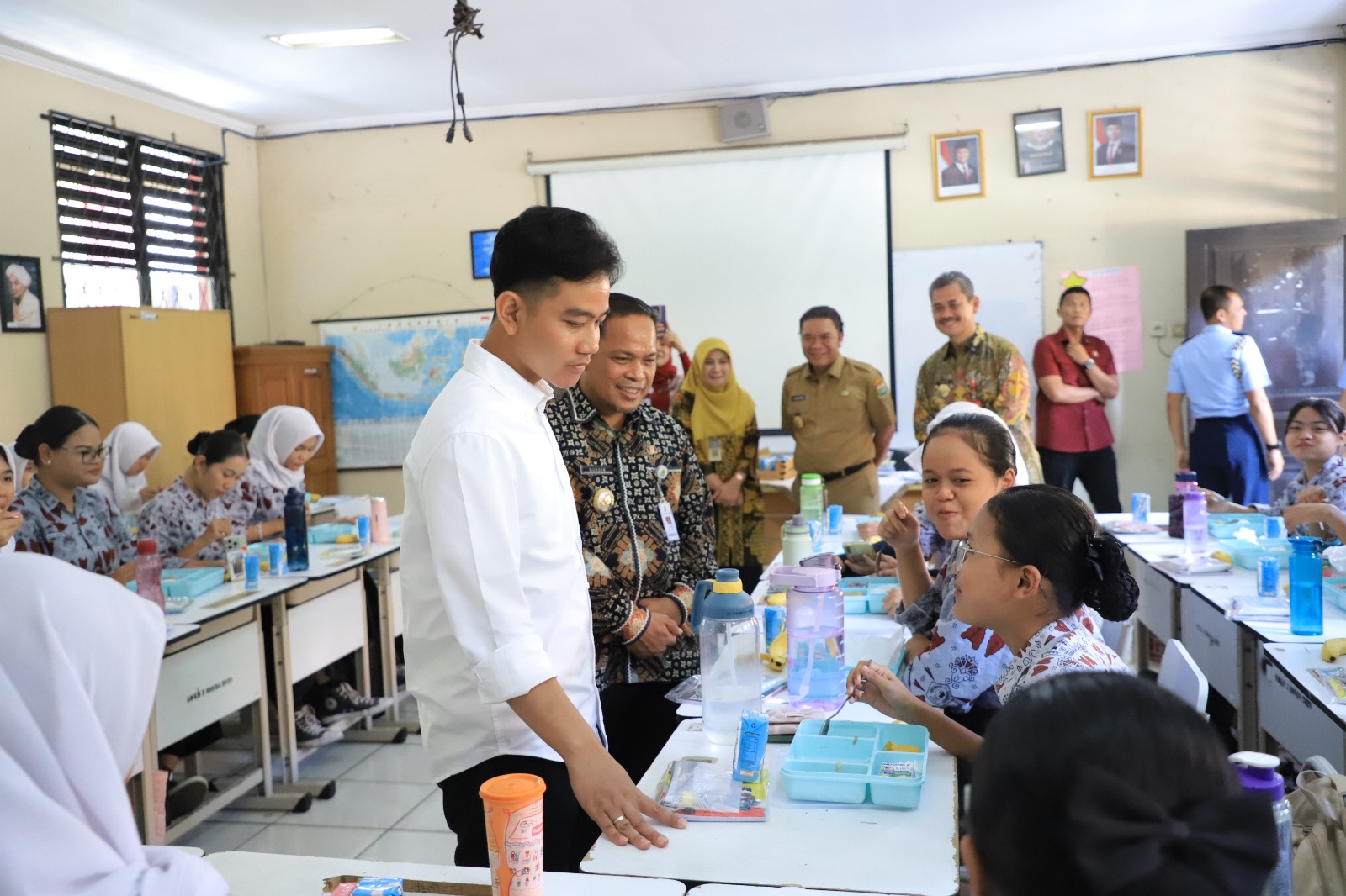 IMG-wakil-presiden-gibran-tinjau-uji-coba-makan-bergizi-gratis-di-smkn-3-kota-tangerang