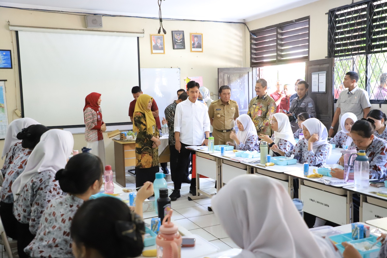 IMG-ratusan-siswa-sambut-kedatangan-wakil-presiden-gibran-rakabuming-ke-smkn-3-kota-tangerang