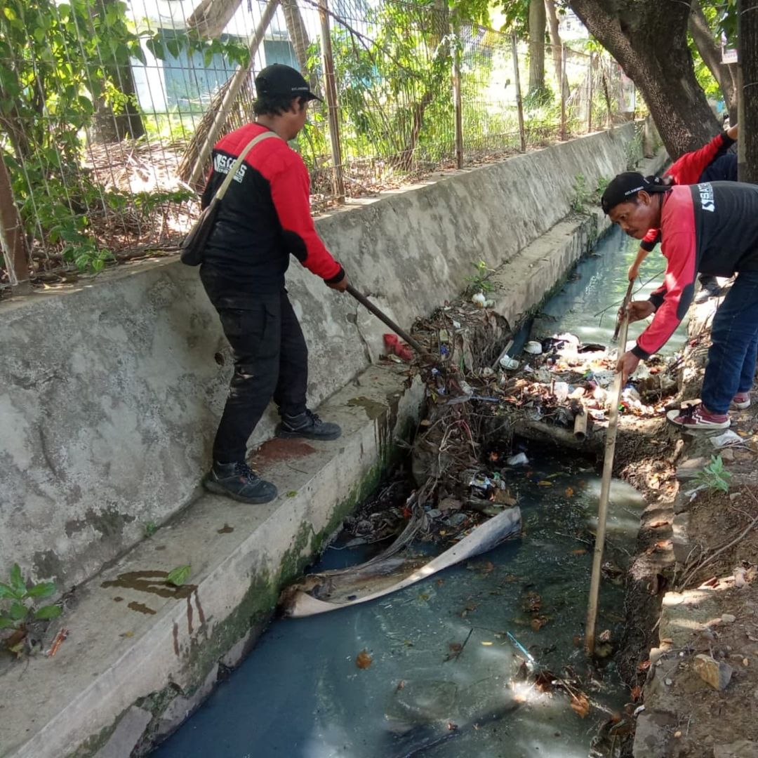 IMG-antisipasi-banjir-satgas-kecamatan-karawaci-kota-tangerang-normalisasi-dan-bersihkan-drainase