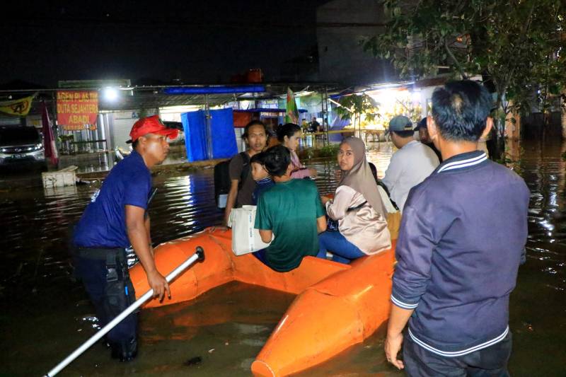 IMG-hingga-dini-hari-16-perahu-dikerahkan-menyisir-dan-mengevakuasi-warga-terdampak-banjir