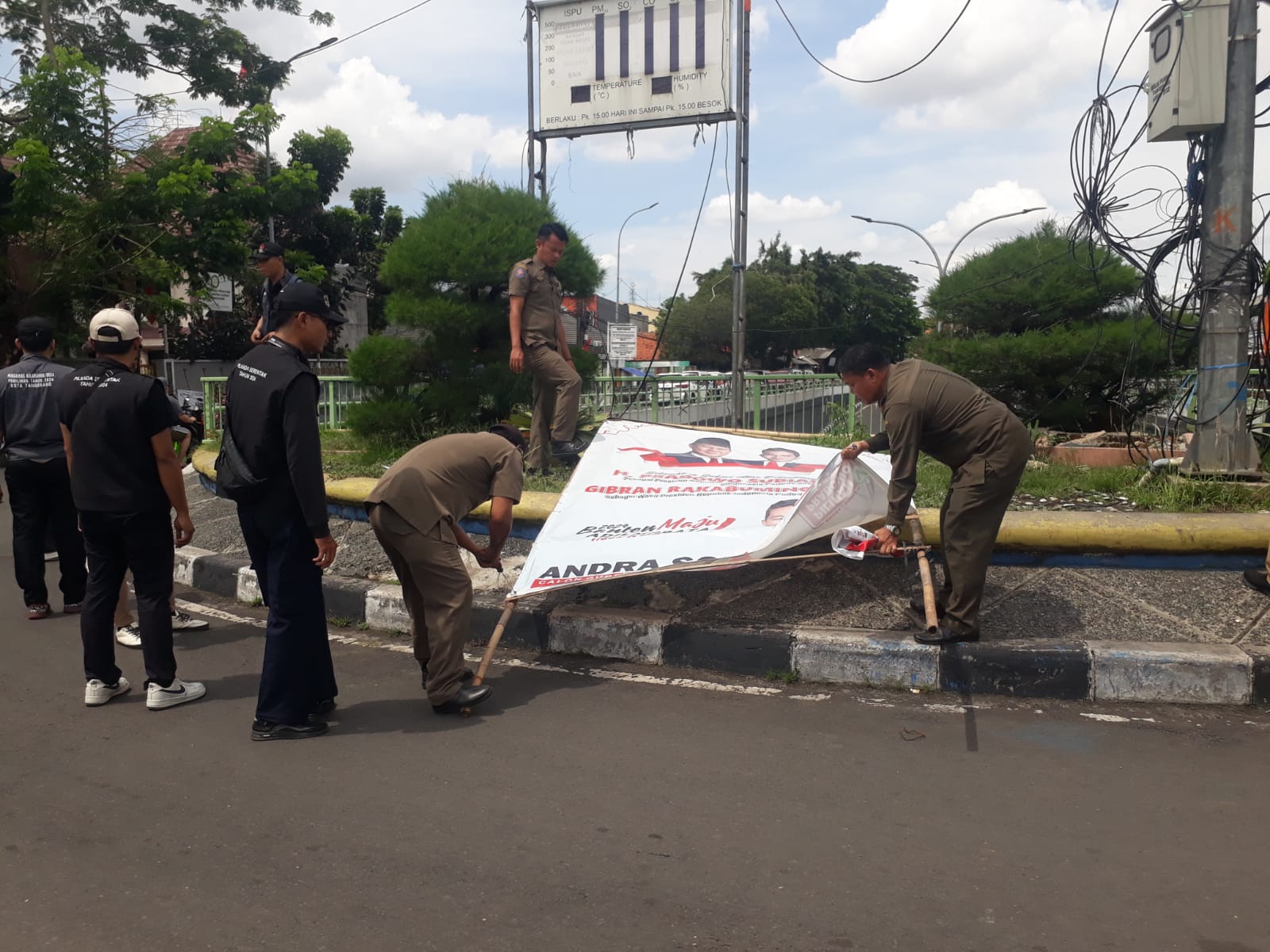 IMG-trantibum-kecamatan-ciledug-kota-tangerang-turunkan-alat-peraga-kampanye-pilkada-2024