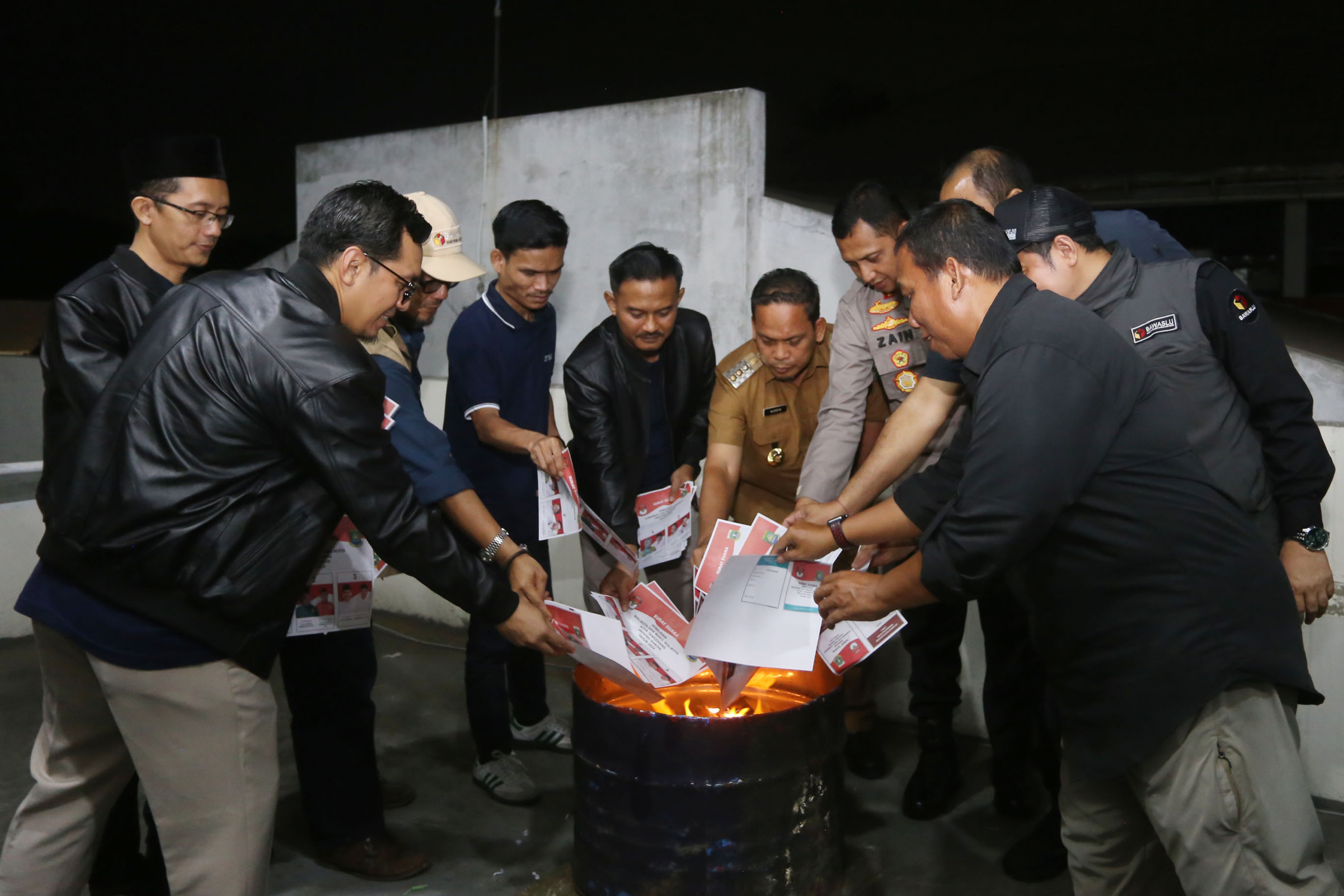 IMG-h-1-pilkada-serentak-forkopimda-bersama-penyelenggara-pemilu-lakukan-patroli-cipta-kondisi-dan-musnahkan-sisa-surat-suara