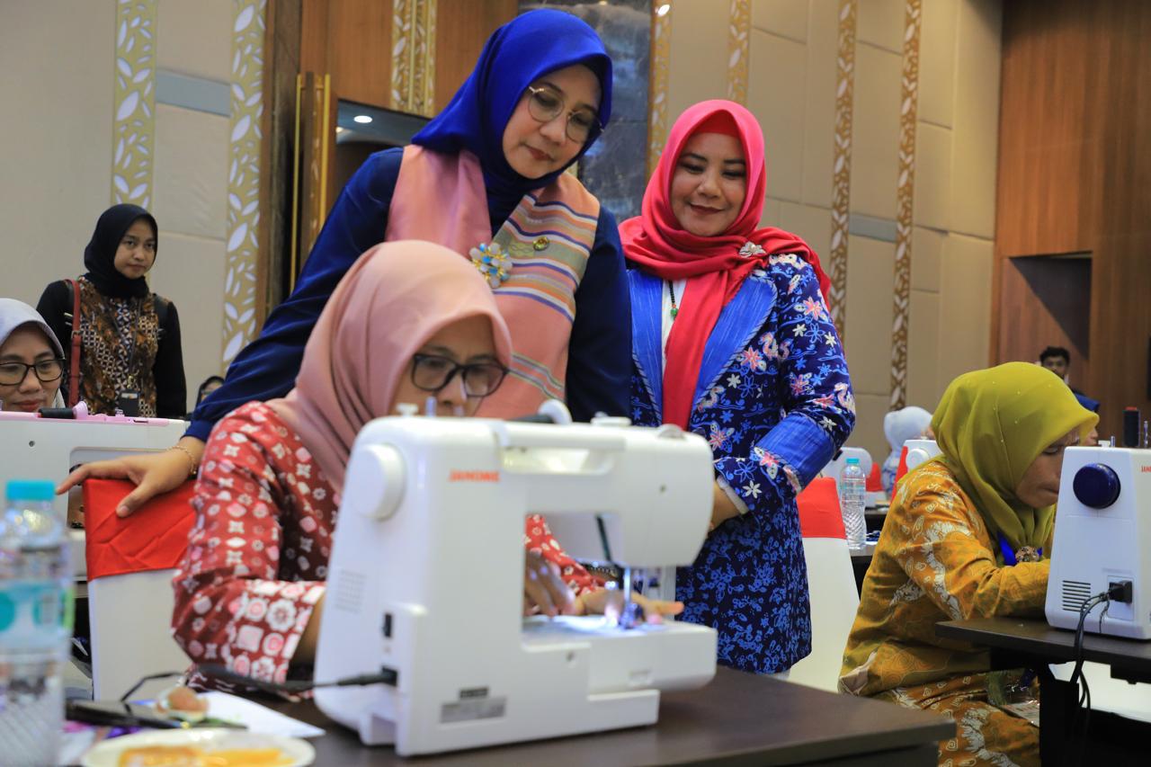 IMG-perwakilan-tp-pkk-kota-tangerang-ikuti-bimtek-pembekalan-seni-menjahit-dekranas