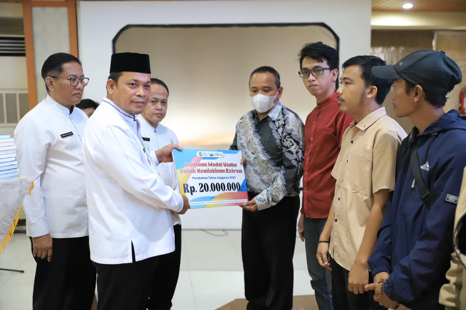 IMG-pemkot-tangerang-salurkan-bantuan-modal-usaha-atasi-kemiskinan-ekstrem-ke-102-penerima