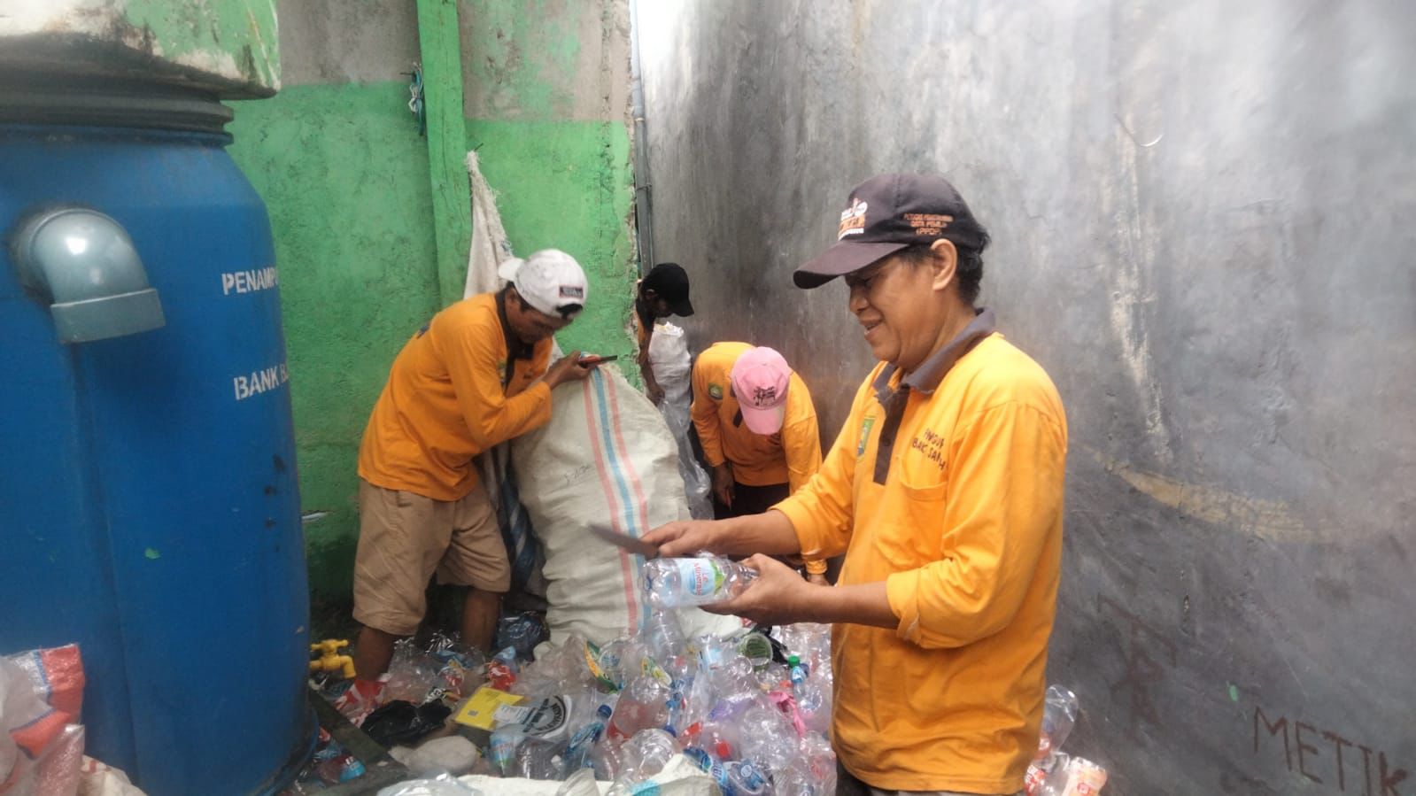 IMG-bank-sampah-rompi-kecamatan-larangan-berhasil-ubah-sampah-menjadi-pundi-rupiah
