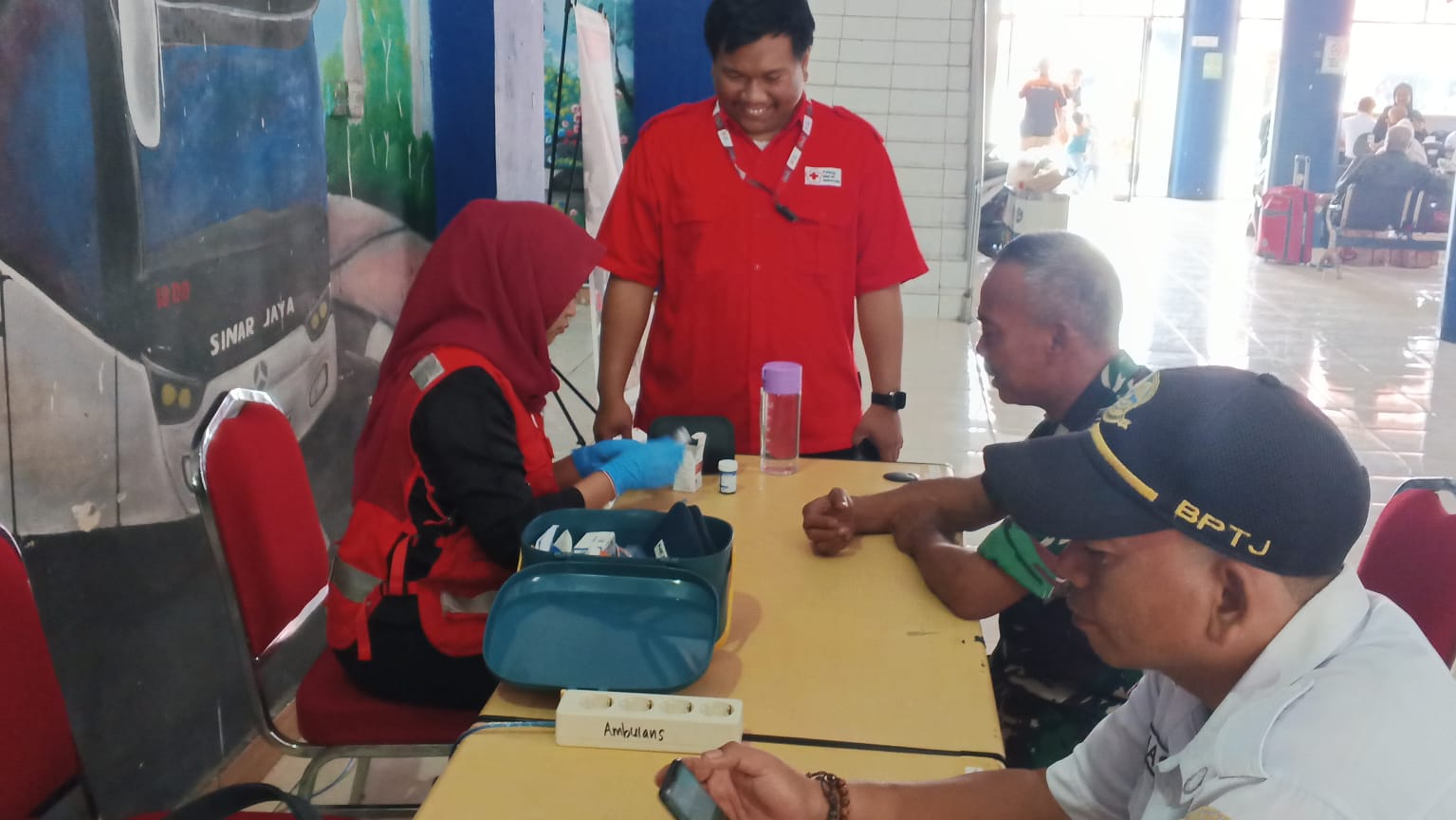 IMG-pmi-kota-tangerang-siagakan-puluhan-relawan-dan-3-ambulans-di-momen-libur-nataru